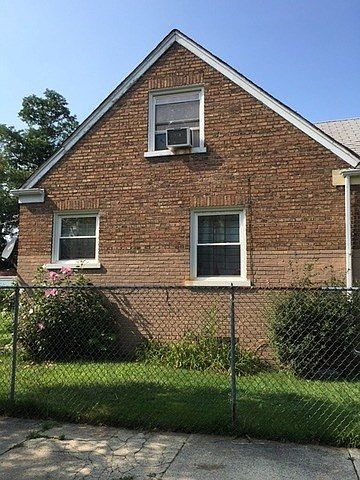 2nd image of 10058 S Yates Ave