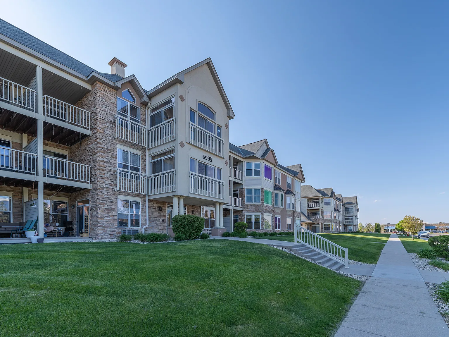 2 bed, 1281 sqft, $1,900 — Photo 2