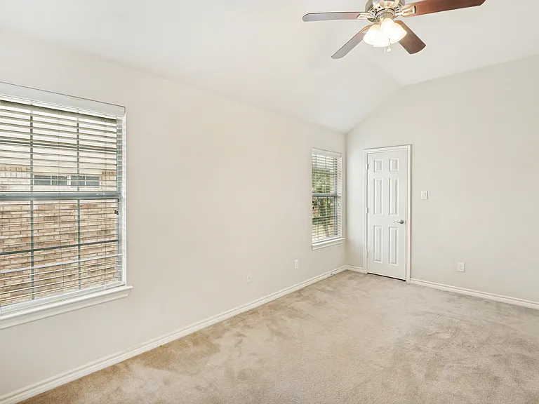11800 Pondview Ln — Photo 25