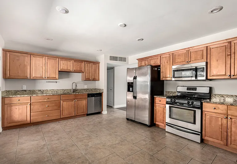 352 E Beatryce St — Photo 14