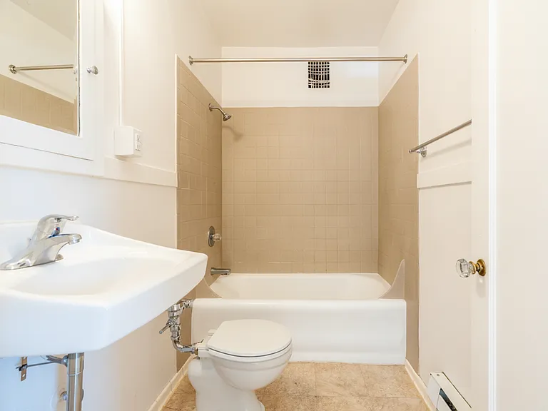 Campus Apartments 6 Weeks Free | Spacious Studio In Heart of the U District — Photo 10