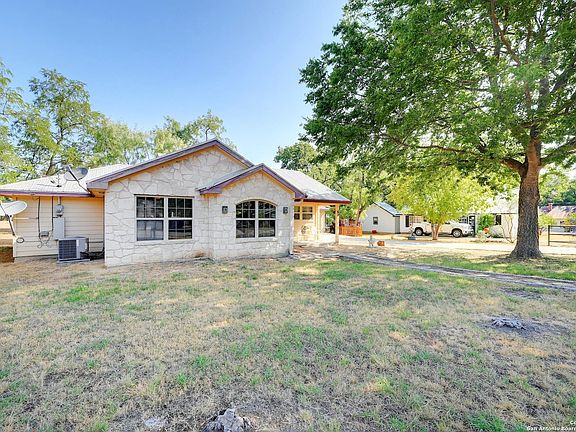 4th image of 302 W Pecan St