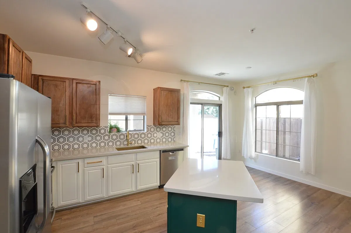3 bed, 2.0 bath, 1340 sqft, $2,100 — Photo 2