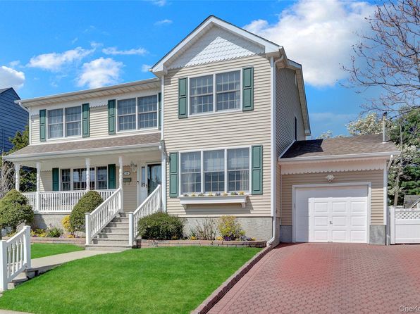 18 Hampton Road, Lynbrook, NY 11563