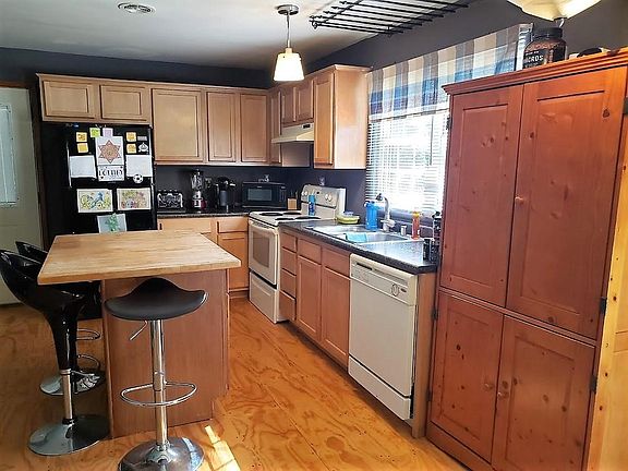 2nd image of 615 Woodlawn Dr
