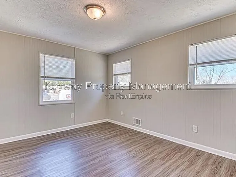 2204 Sandra Ct — Photo 17