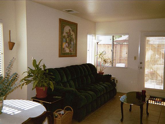  Cheerful Living Room!