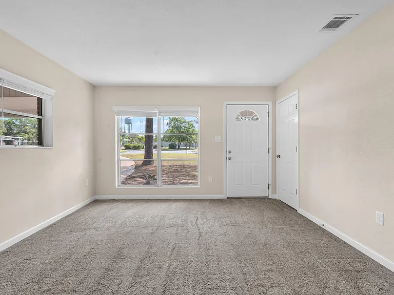 385 Lincoln Ave — Photo 6