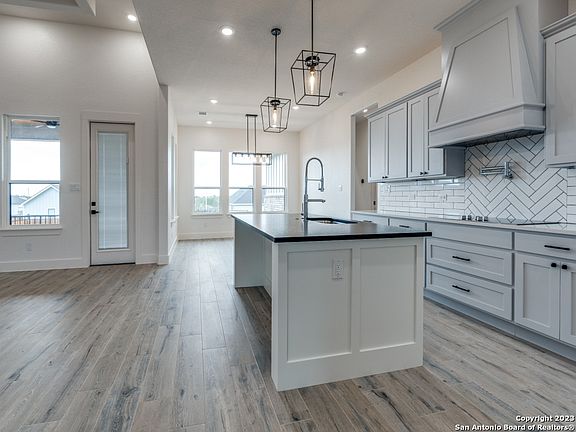 3rd image of 140 WOODBRIDGE DR