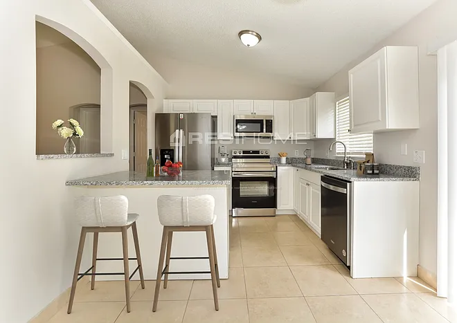3 bed, 2.0 bath, 1243 sqft, $1,820 — Photo 2