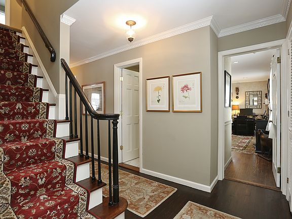 3rd image of 9 Old Farm Ln