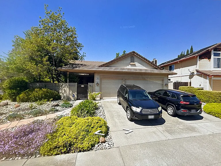 200 Larkspur Dr — Photo 2