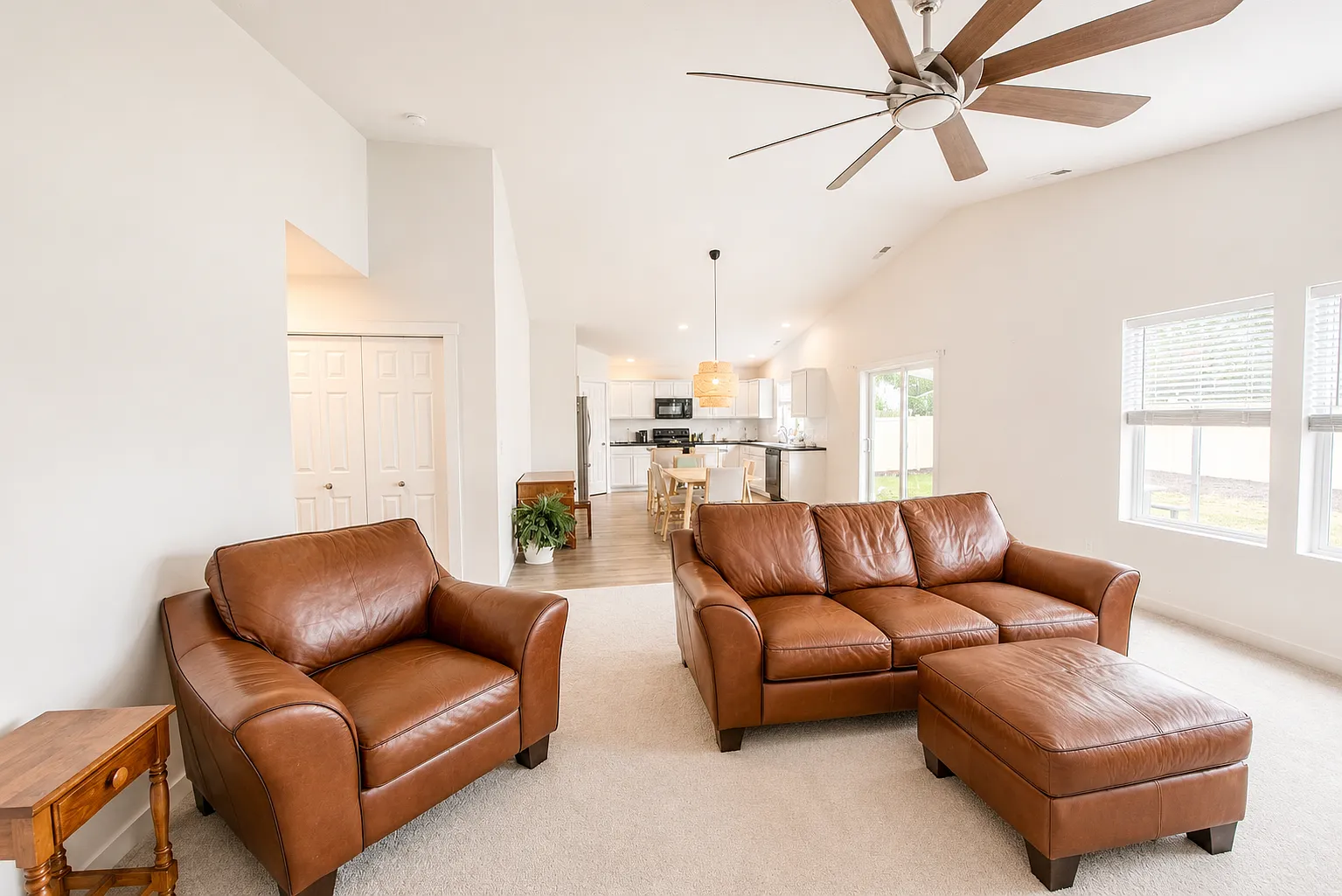 4 bed, 2.0 bath, 2021 sqft, $2,350 — Photo 3