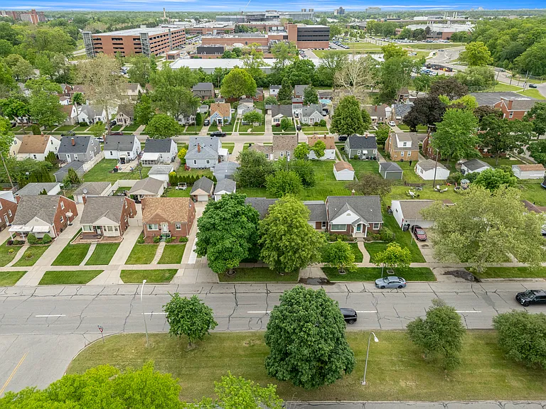 21311 Outer Dr — Photo 47