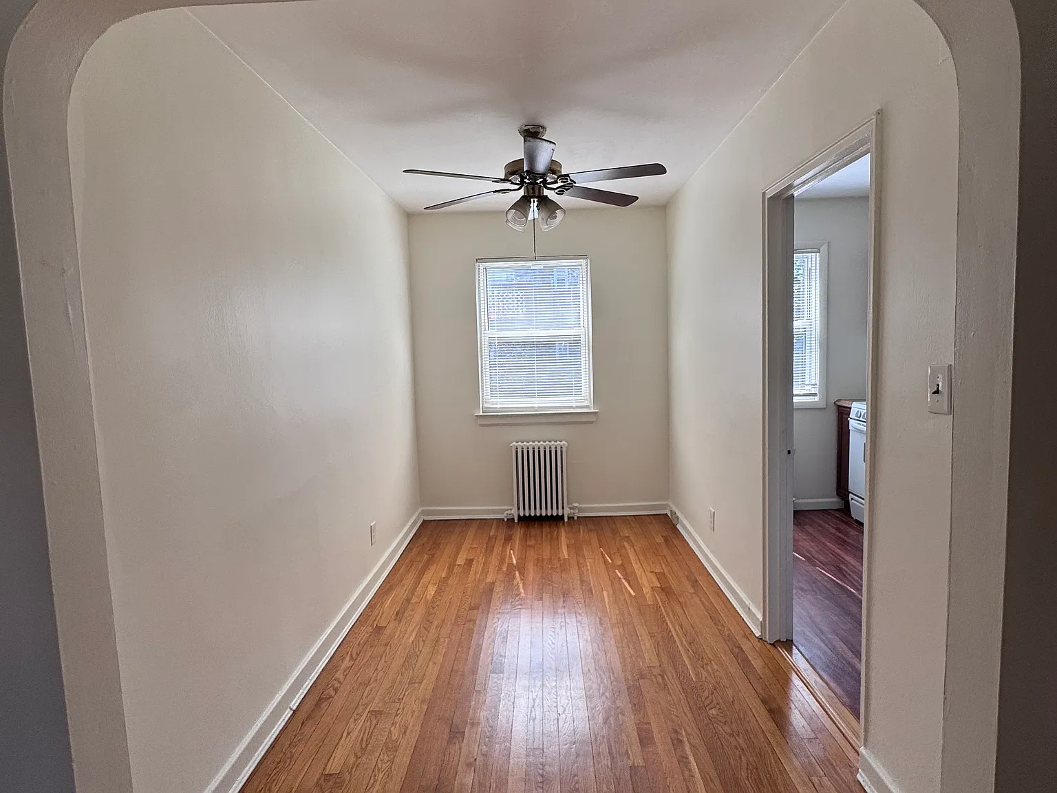 77th Cres, Bellerose — Photo 2