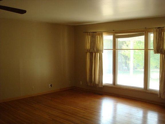 3rd image of 323 Broadview St
