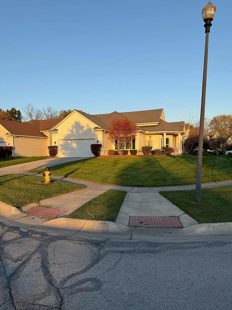 3 bed, 3.0 bath, 2171 sqft, $2,450 — Photo 2