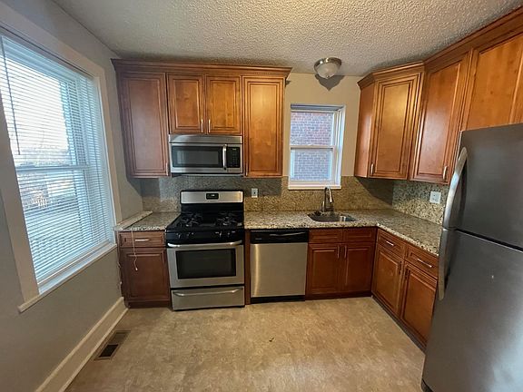 2nd image of 4949 Winona Ave Unit 1