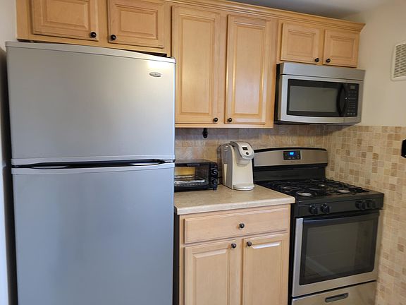 3rd image of 143 Orchard St Floor 2