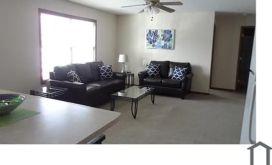 4 bed, 1200 sqft, $1,482 — Photo 2