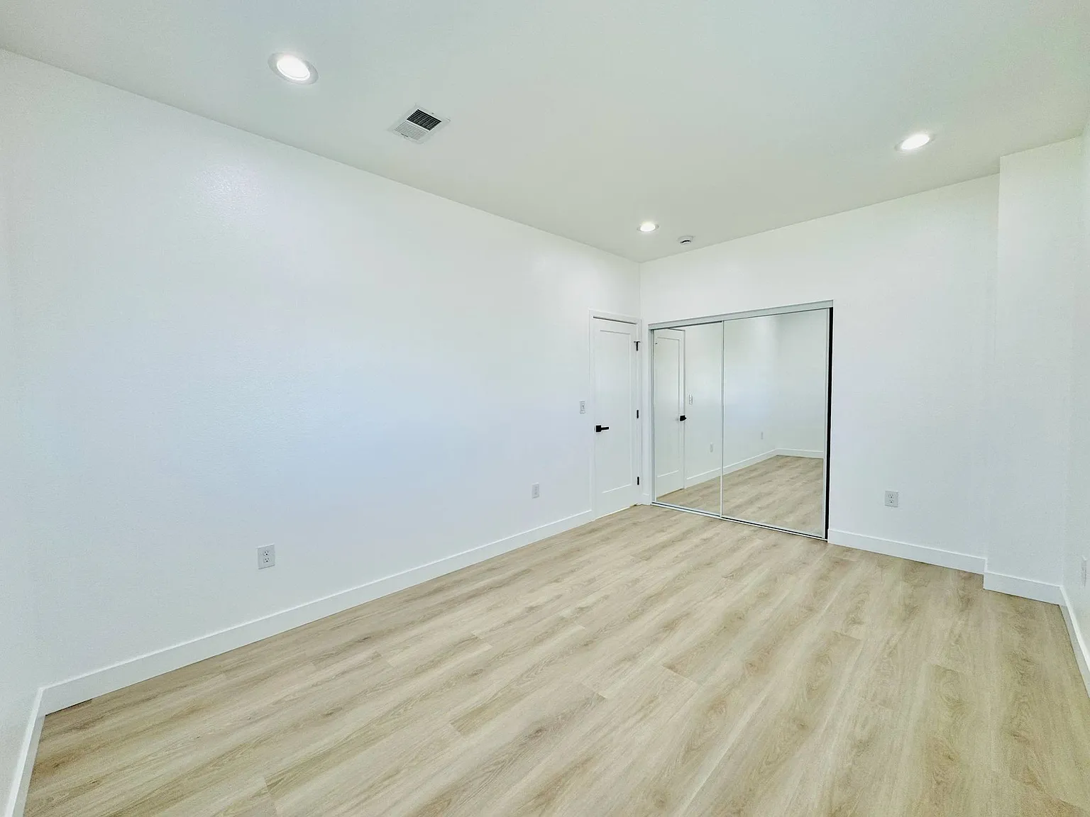 4 bed, 1200 sqft, $1,230 — Photo 2