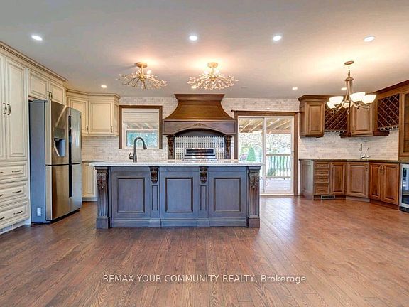 2nd image of 372 Dixon Blvd