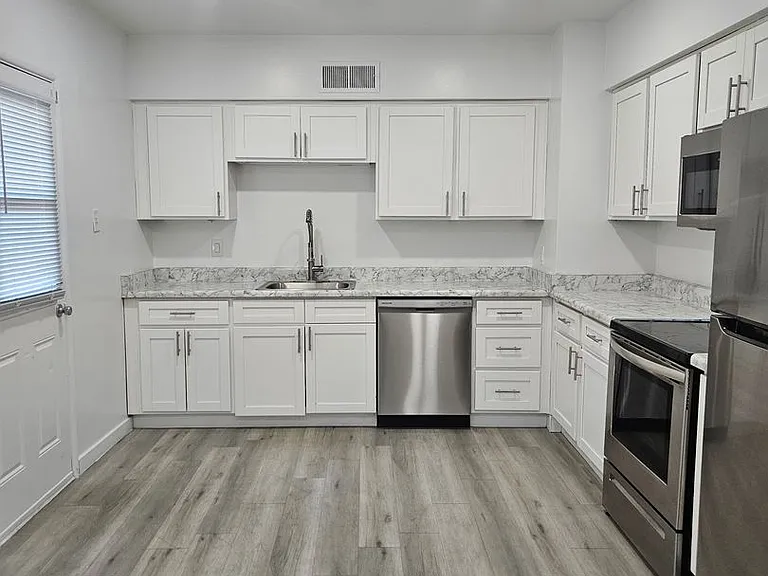 Town & Country Apartments — Photo 9