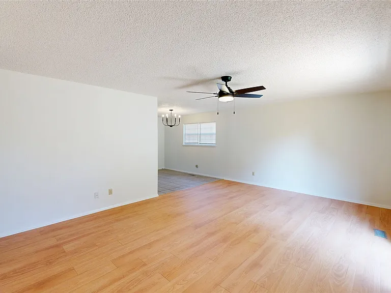 503 W C St — Photo 4