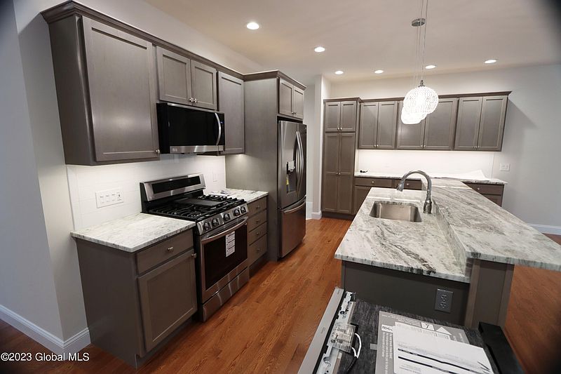 5th image of 886 Upper Sherman Avenue