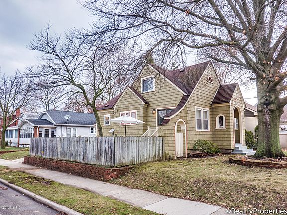 2nd image of 833 Graceland St NE