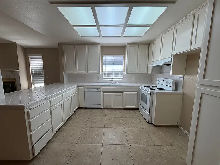 5246 W Magill Ave — Photo 6