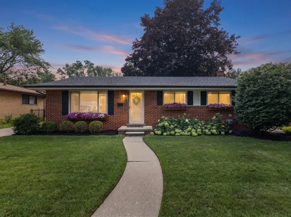 14928 Country Club Dr, Livonia, MI 48154