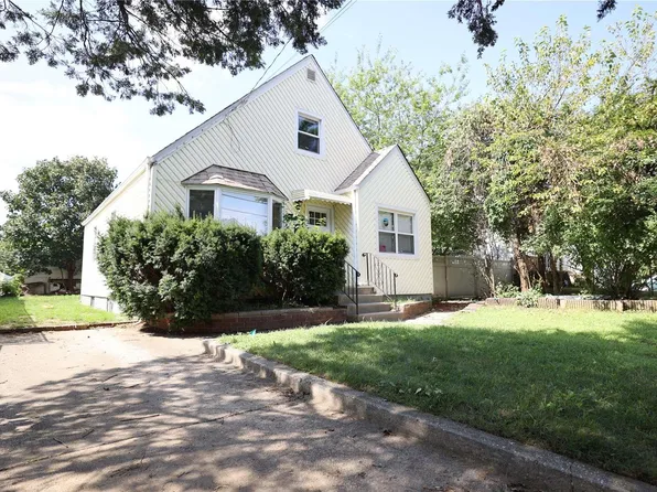 11 3rd Avenue, Westbury, NY 11590