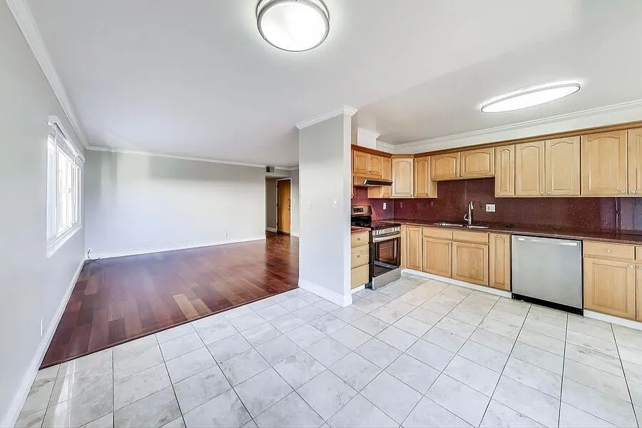 Large, top floor two bed, two bath with balcony and garage parking! — Photo 4