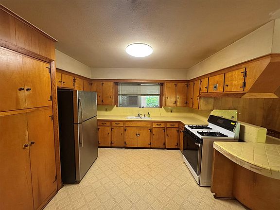 2nd image of 408 Oak Dr