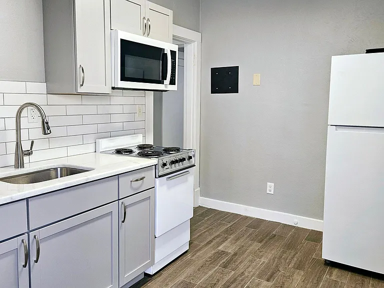 1546 State St — Photo 3