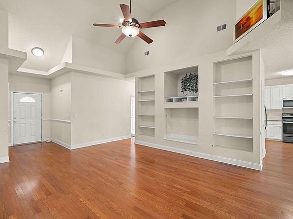 5th image of 136 Cotillion Cres