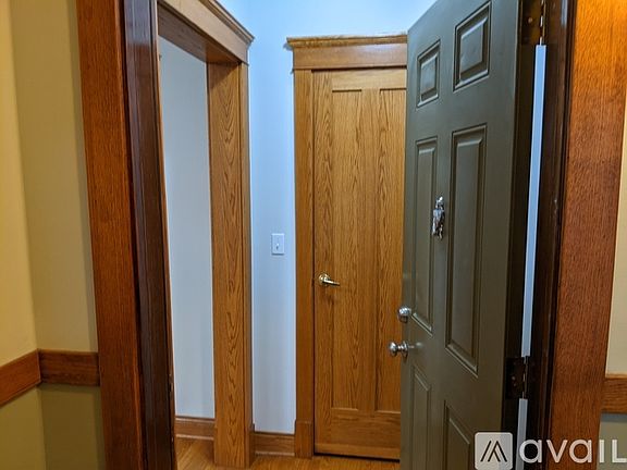 5th image of 2528 N Hamlin Ave #1
