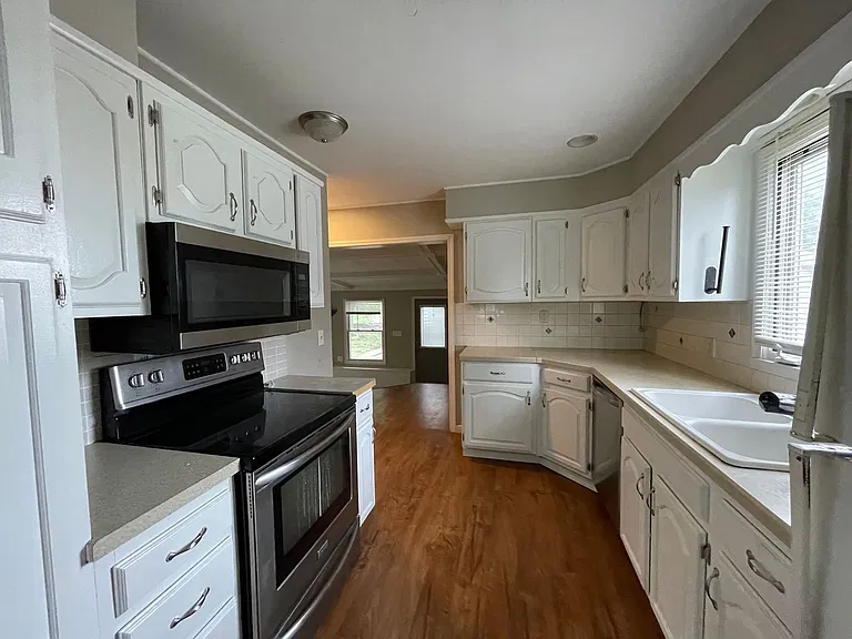 2132 S 48th Ave — Photo 2
