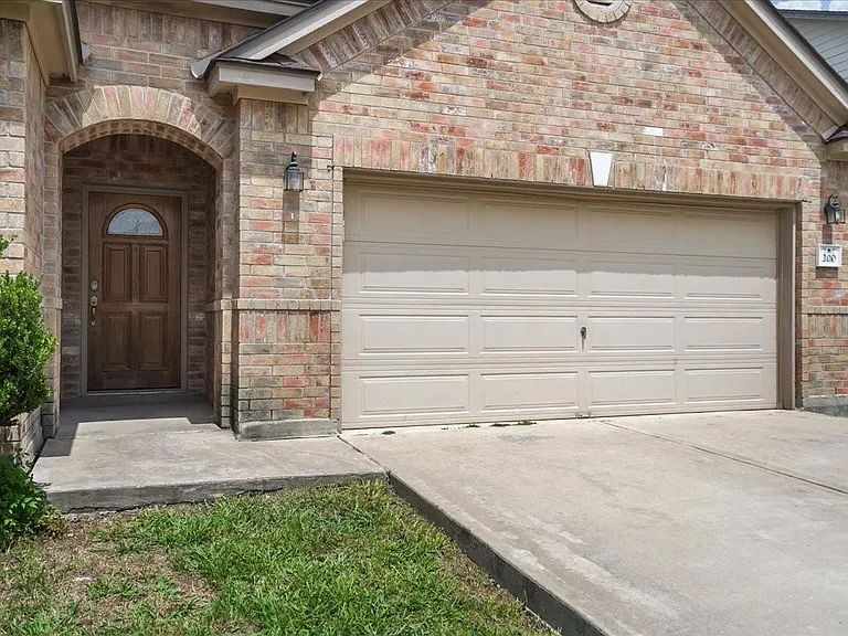 200 Rudy Ln — Photo 2