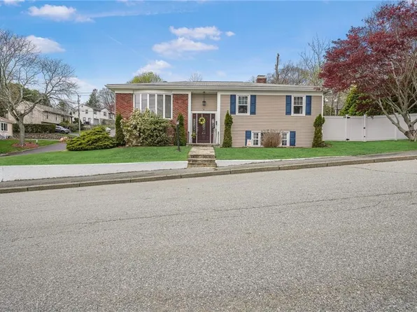 6 Longmeadow Dr, North Providence, RI 02904