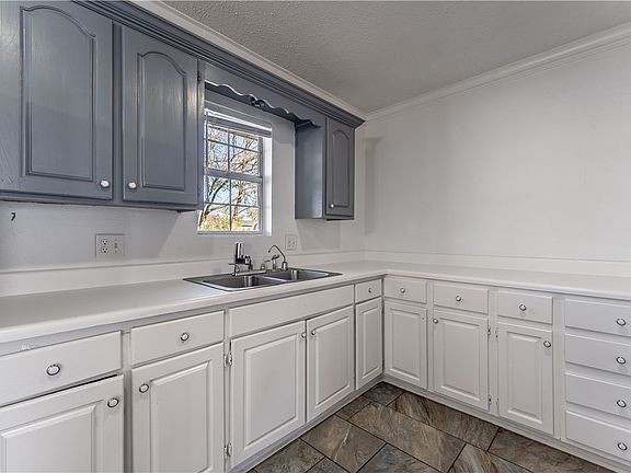 2nd image of 1905 W Wood St