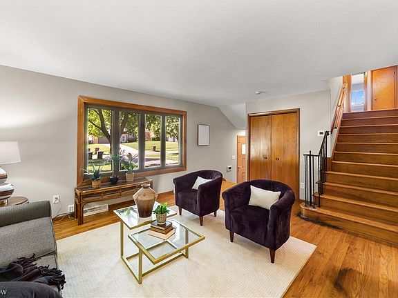 3rd image of 5614 Hollywood Dr