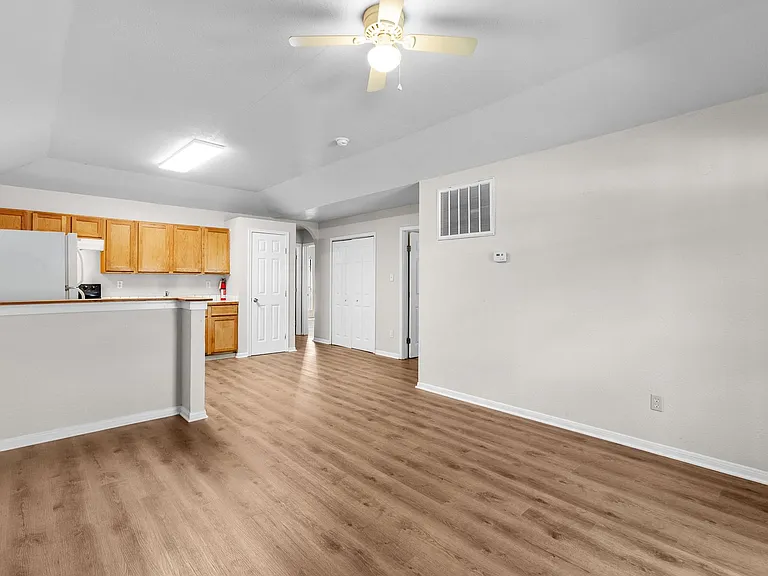 1628 Gordon St — Photo 7