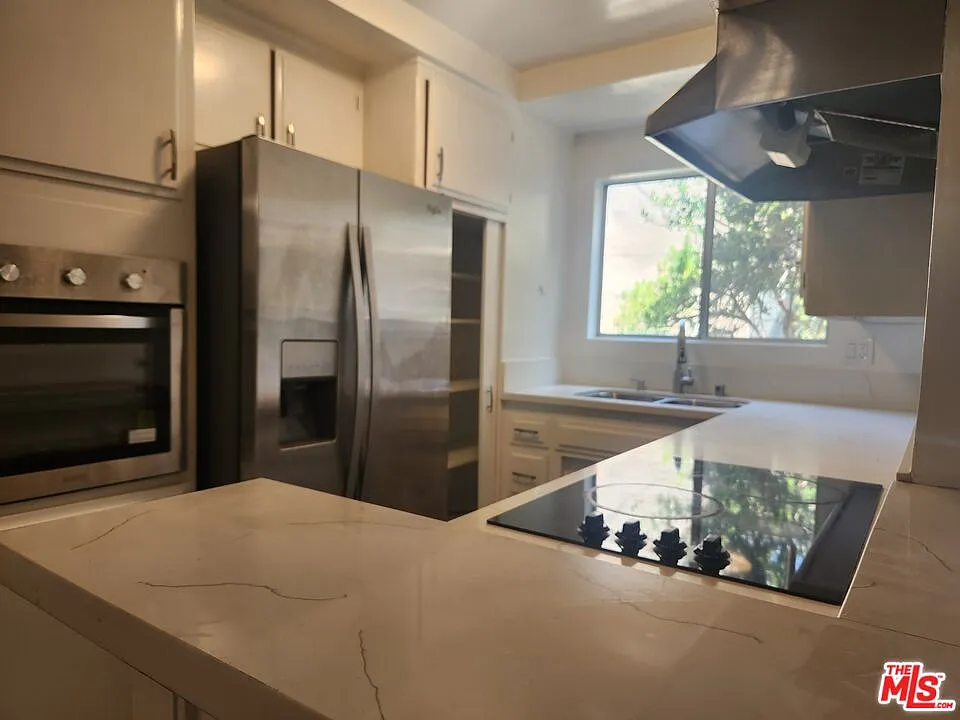 1 bed, 1.0 bath, 1400 sqft, $2,300 — Photo 2