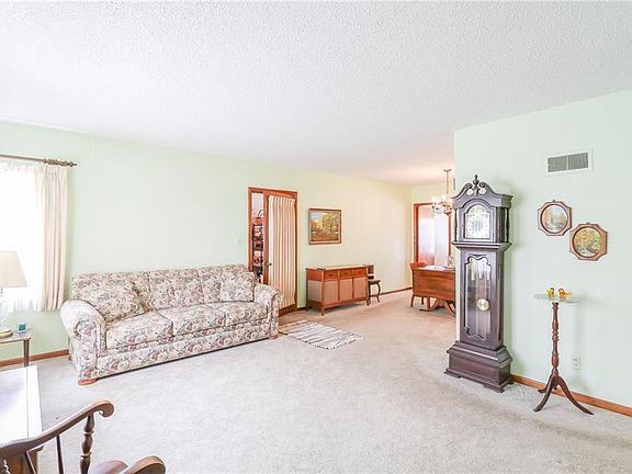 2nd image of 1601 S Market St