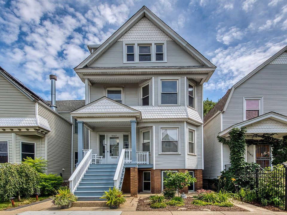 Welcome home to this charming and not-so-typical garden unit at 5147 Claremont! It's clean and dry and only 5 steps down and is located on a quaint and tree-lined Lincoln Square street. Close to both Andersonville and Lincoln Square/Winnemac Park as well