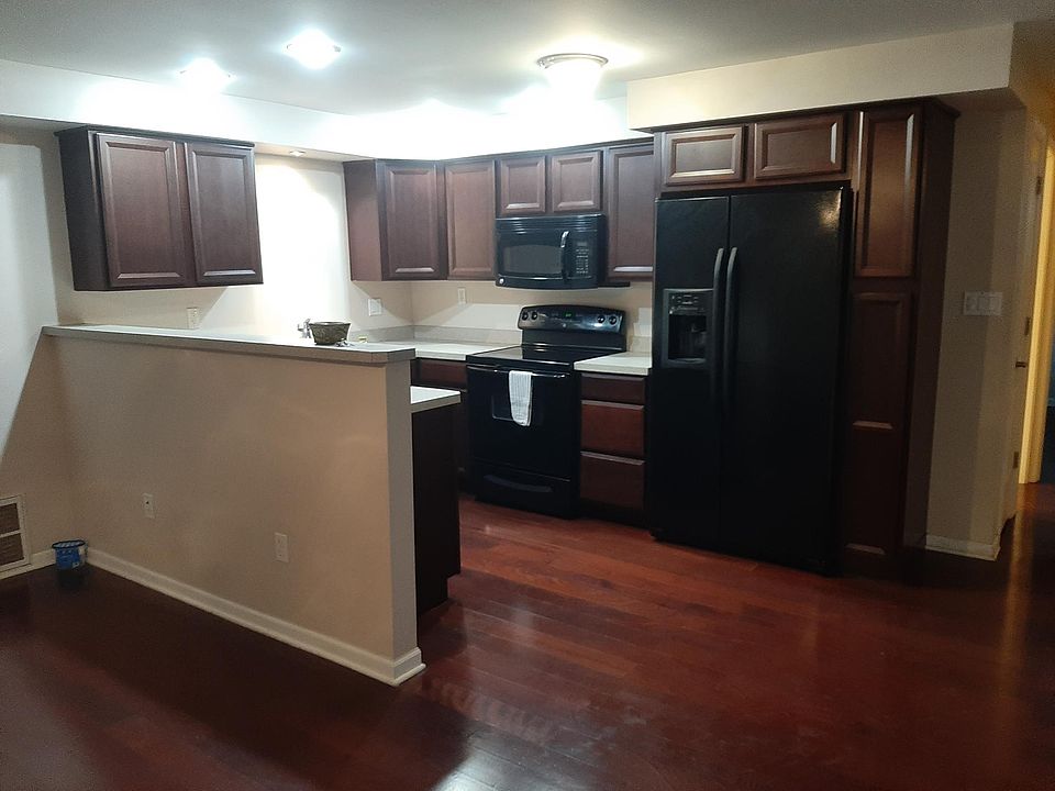 2nd image of 545 N Oakwood St