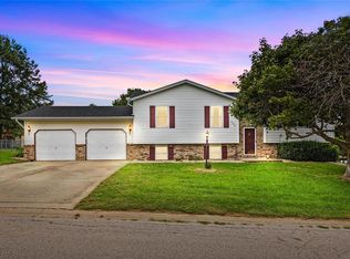 404 Saint Anthony Dr, Godfrey, IL 62035