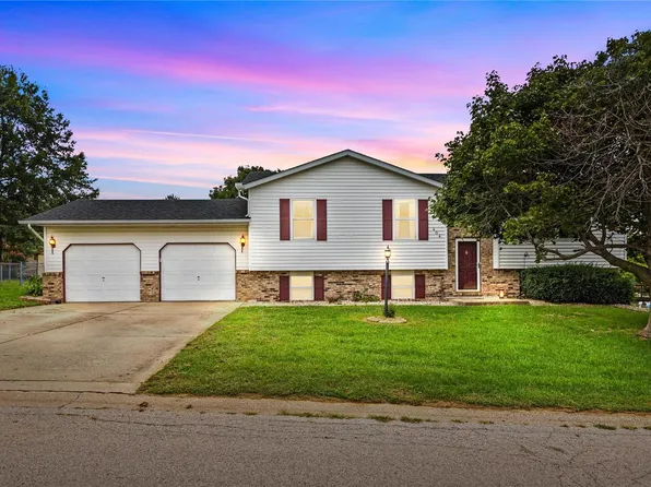 404 Saint Anthony Dr, Godfrey, IL 62035